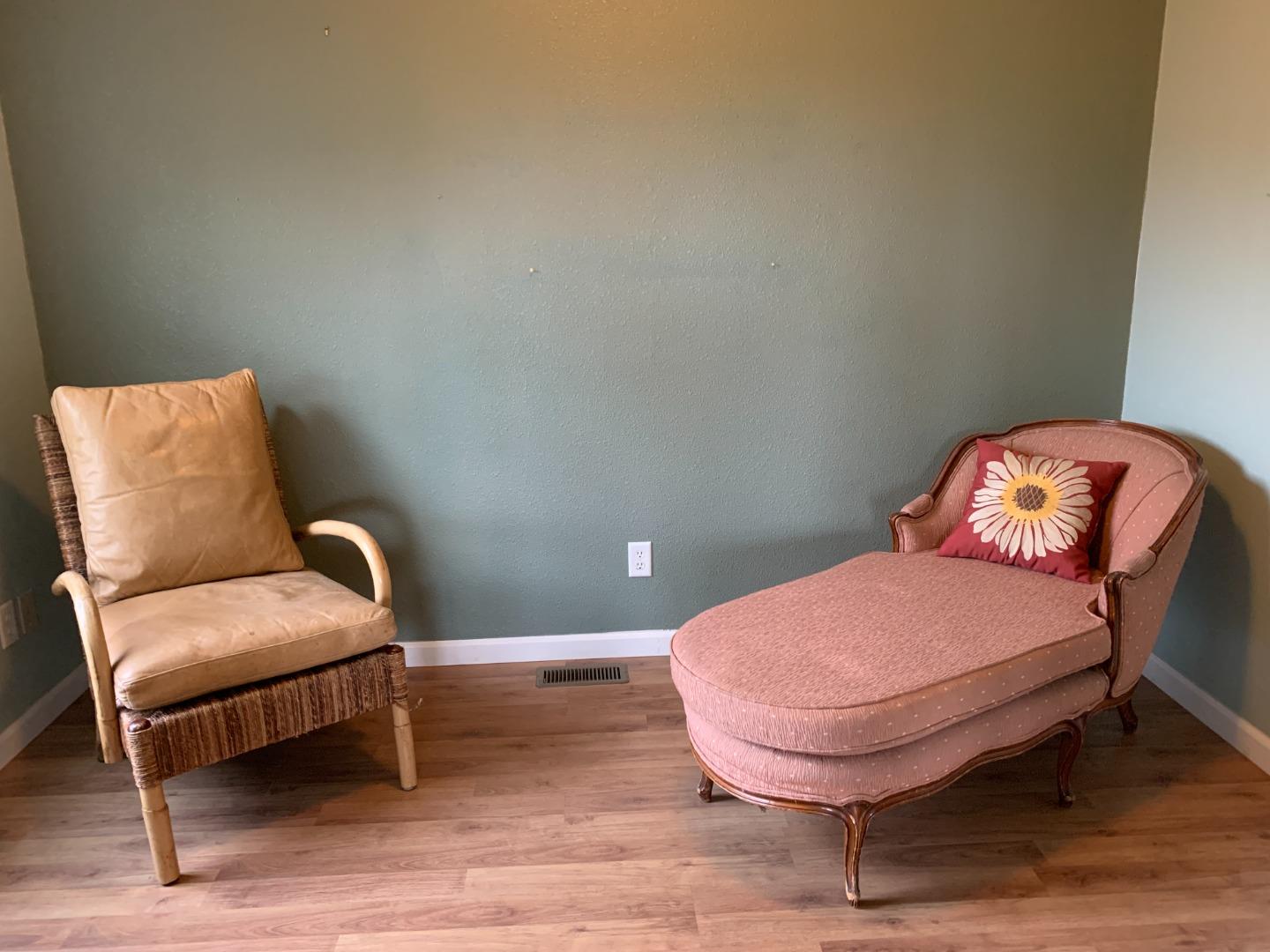 270 Hames Road, Unit 55 Watsonville, CA 95076 - Photo 21 of 53 a room with a table and a chair