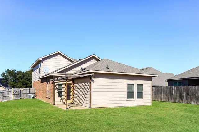 $1,810 | 703 Woodcrest Drive, Ennis, TX 75119