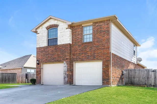 $1,810 | 703 Woodcrest Drive, Ennis, TX 75119