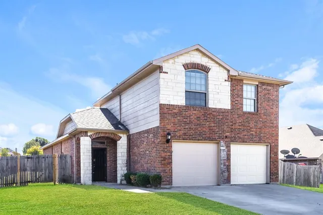 $1,810 | 703 Woodcrest Drive, Ennis, TX 75119