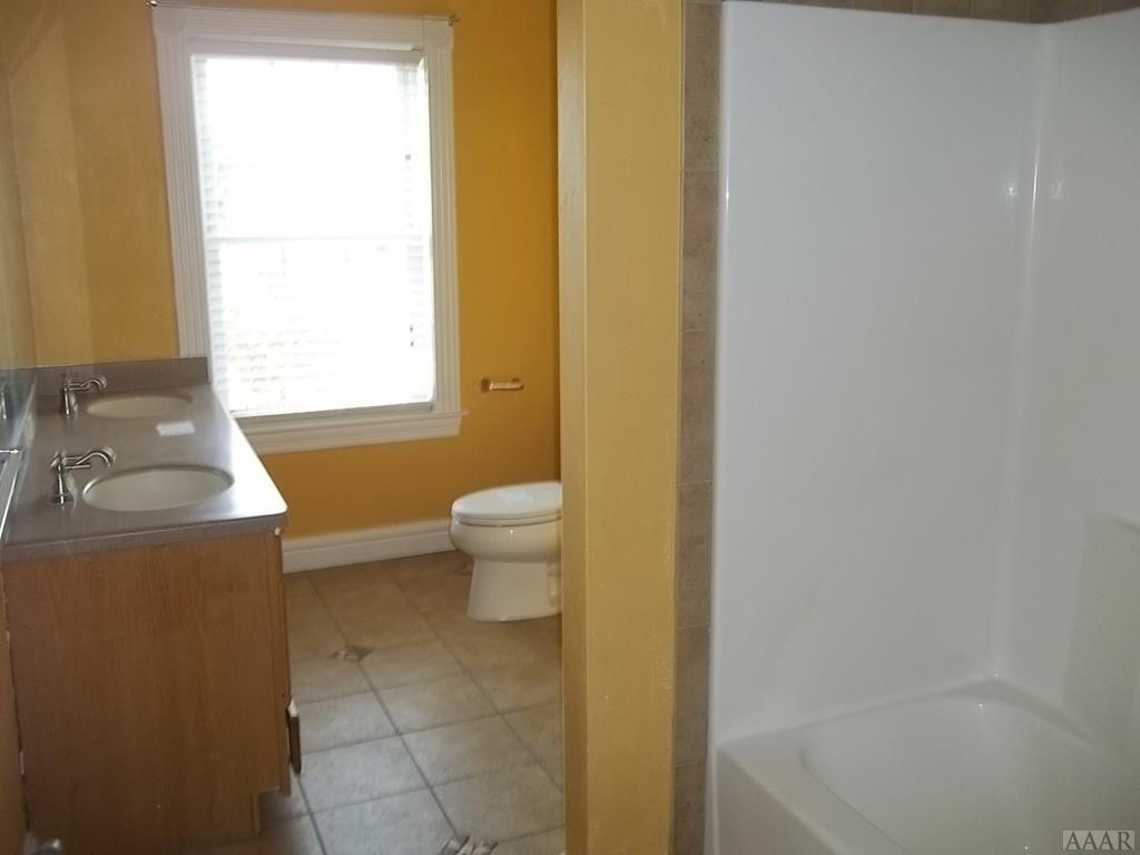 579 Snowden Road Moyock, NC 27958 - Photo 8 of 12 Hallway bathroom