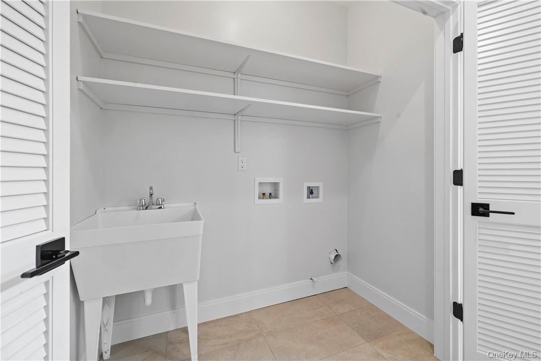 16 Dessau Circle Spring Valley, NY 10977 - Photo 20 of 32 a room with a table and chairs