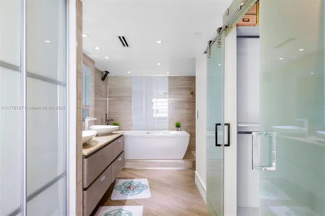 $1,175,000 | 6061 Collins Avenue, Unit 8F, Miami Beach, FL 33140