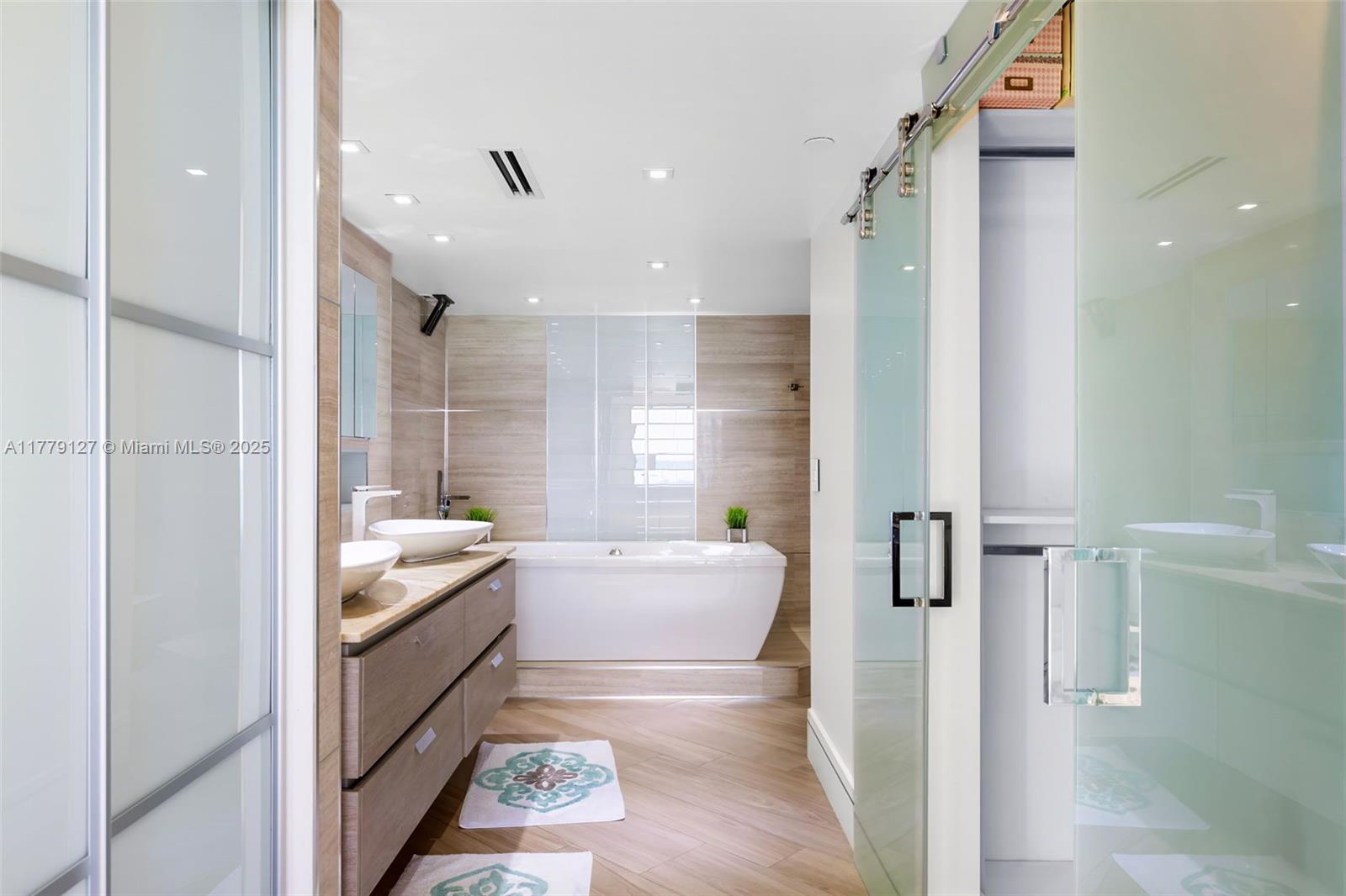 6061 Collins Avenue, Unit 8F Miami Beach, FL 33140 - Photo 11 of 16