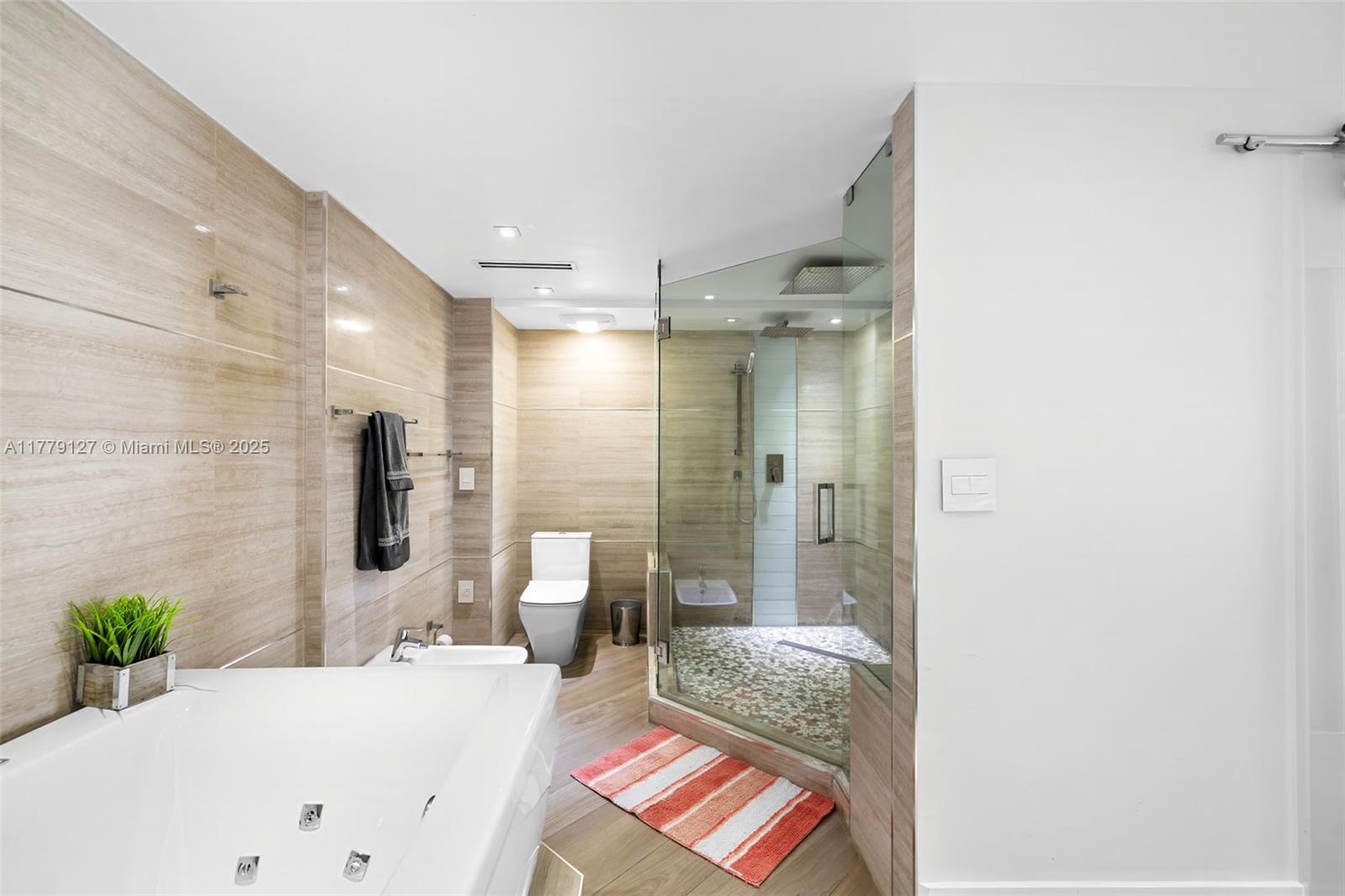 6061 Collins Avenue, Unit 8F Miami Beach, FL 33140 - Photo 12 of 16