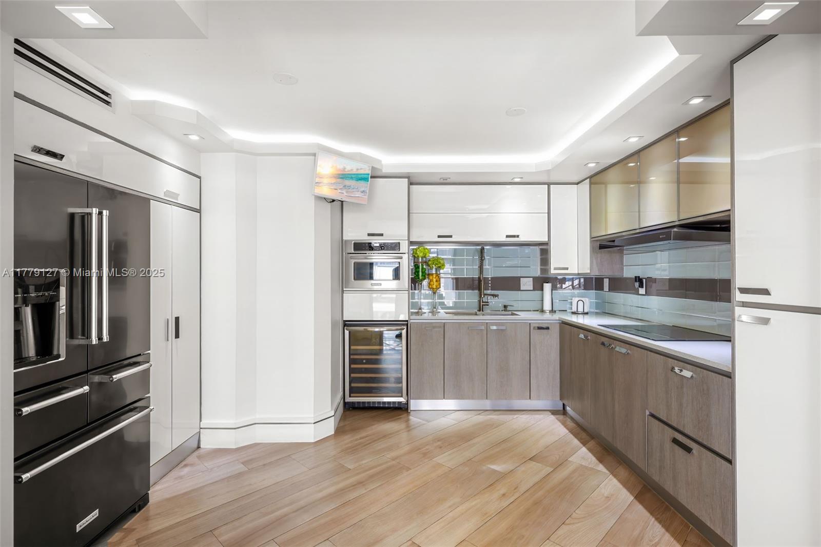 6061 Collins Avenue, Unit 8F Miami Beach, FL 33140 - Photo 2 of 16