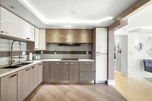 $1,175,000 | 6061 Collins Avenue, Unit 8F, Miami Beach, FL 33140