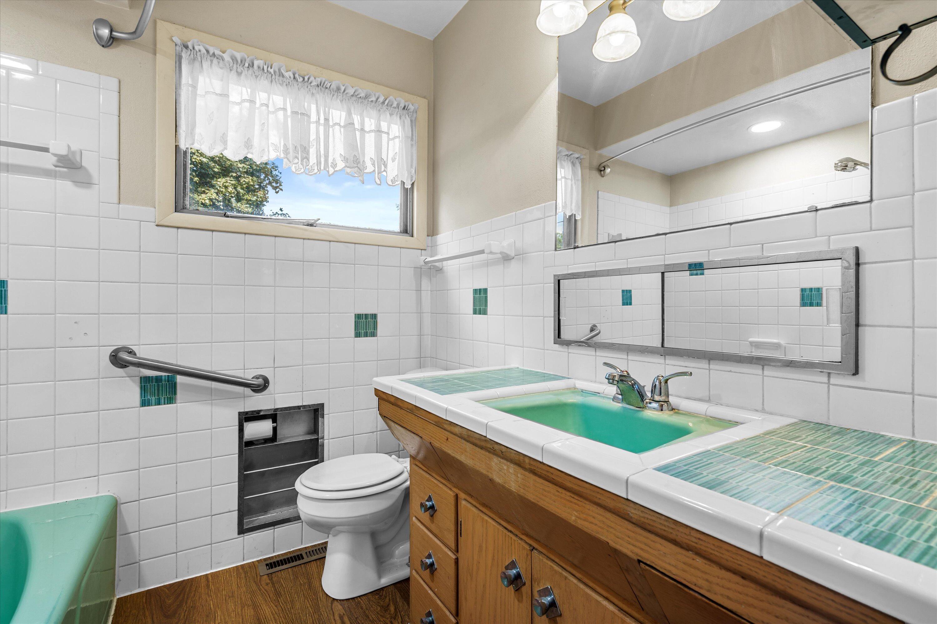 607 West Decorah Road West Bend, WI 53095 - Photo 25 of 36 Bath with Tub