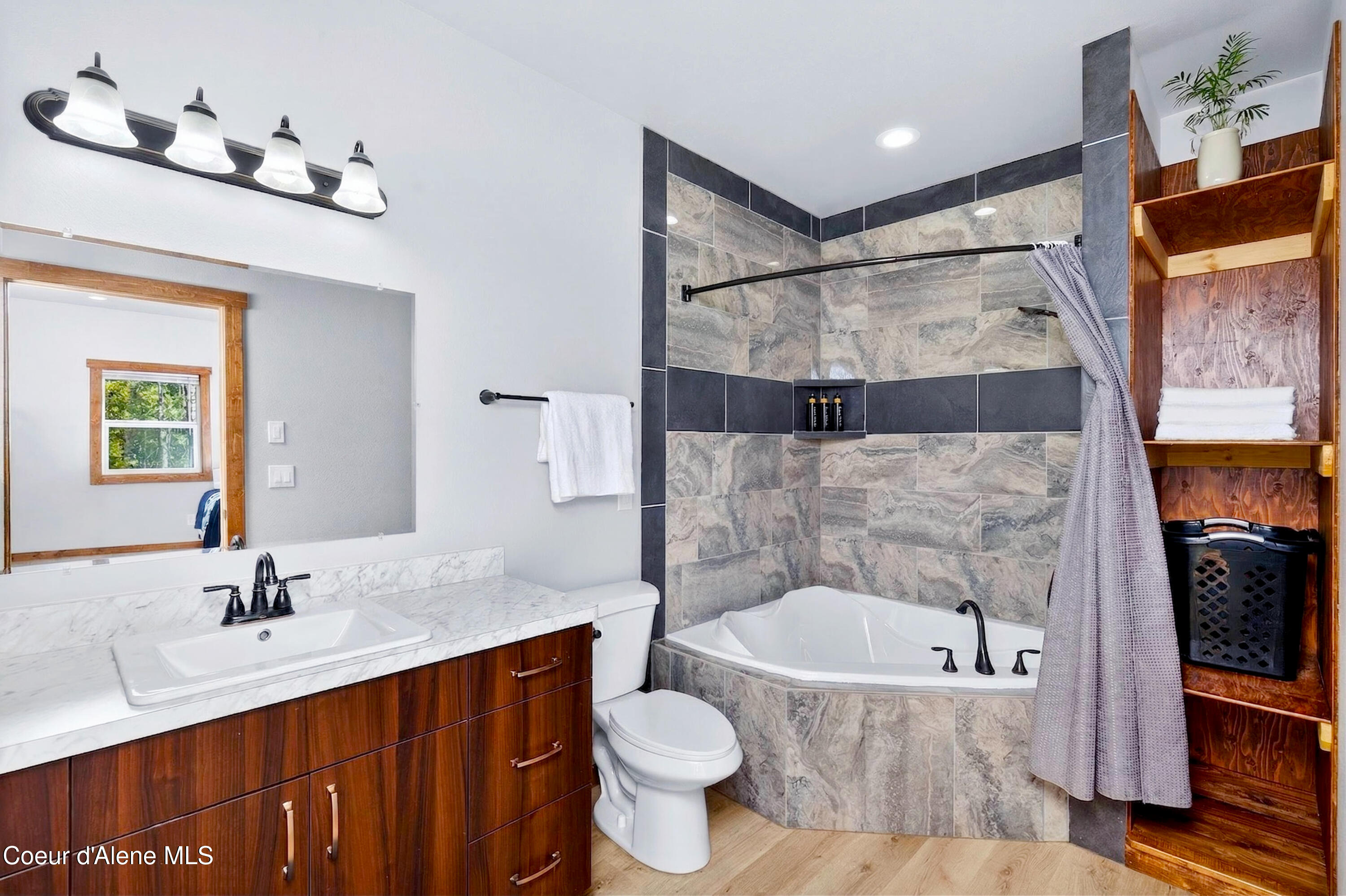 334 Hardy Loop Bonners Ferry, ID 83805 - Photo 19 of 33 018_Secondary_Bath_Corner_Soaking_Tub