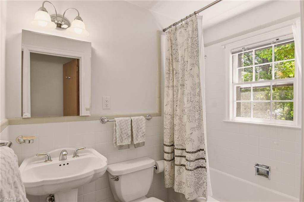 706 Friar Tuck Road Winston-Salem, NC 27104 - Photo 23 of 34 Hall full bath