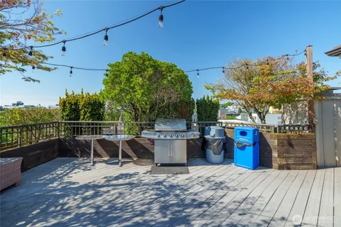 $300,000 | 1125 East Olive Street, Unit 202, Seattle, WA 98122