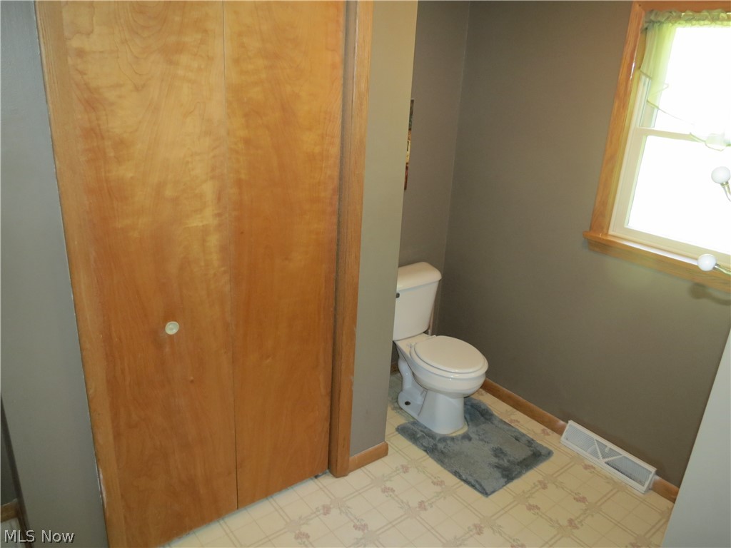 5444 State Road Kingsville, OH 44048 - Photo 14 of 33 Main floor full bath with linen closet