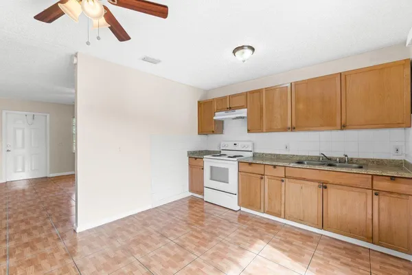 $2,200 | 4763 Gulfstream Road, Lake Worth Beach, FL 33461