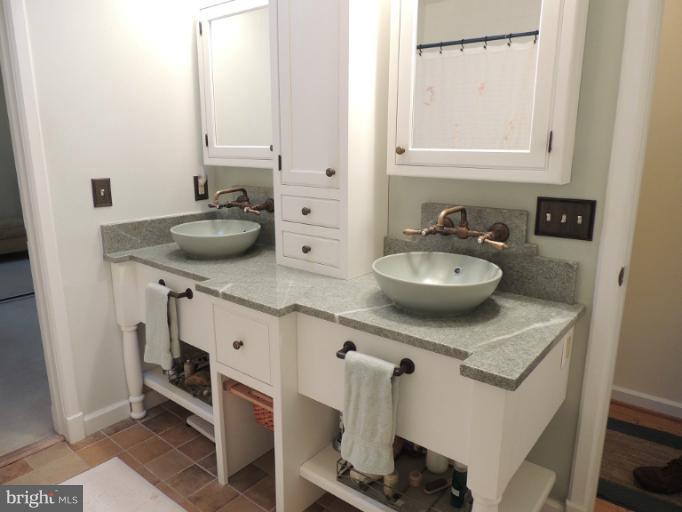 23300 Mersey Road Middleburg, VA 20117 - Photo 18 of 25 Bath (Master)