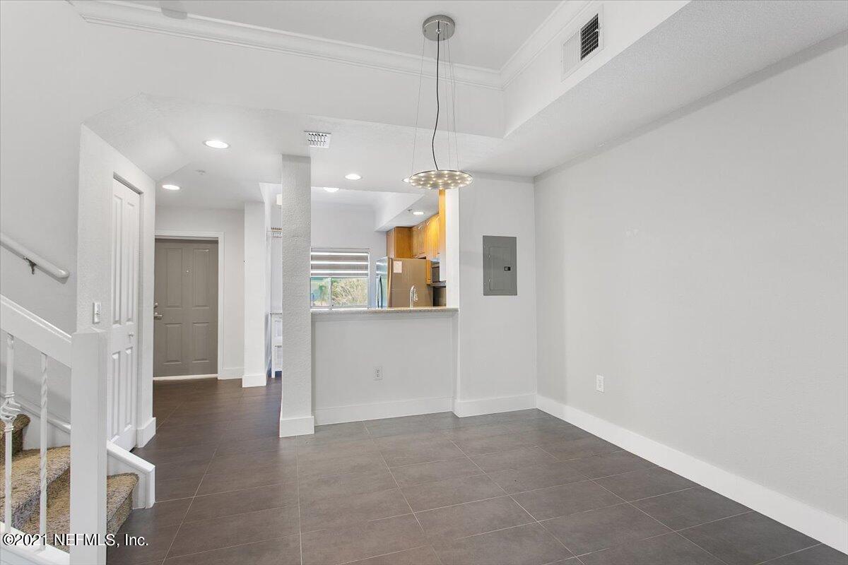 9745 Touchton Road, Unit 324 Jacksonville, FL 32246 - Photo 6 of 17 06-Dining Area