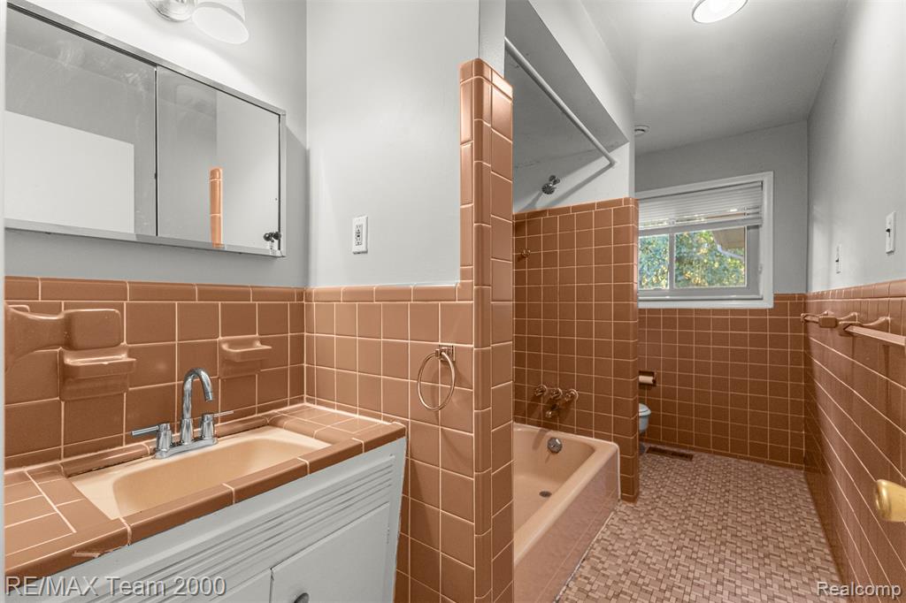 28454 Quail Hollow Road Farmington, MI 48331 - Photo 27 of 46