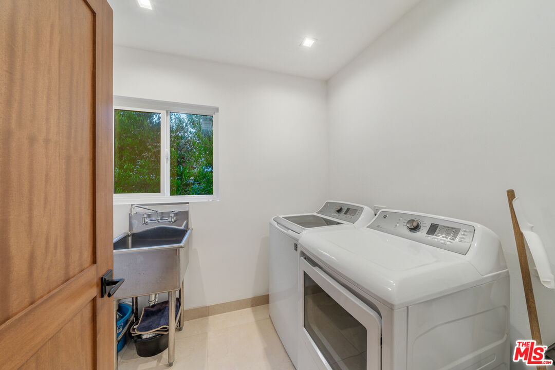 3771 Longview Valley Road Sherman Oaks, CA 91423 - Photo 44 of 75 a utility room with dryer and washer