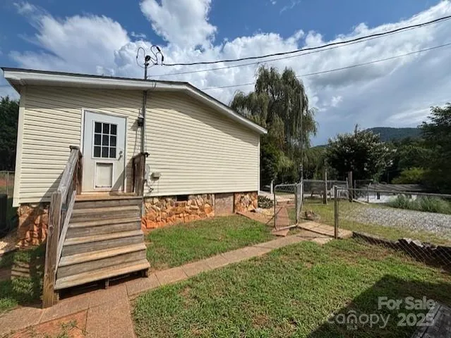 a view of a backyard