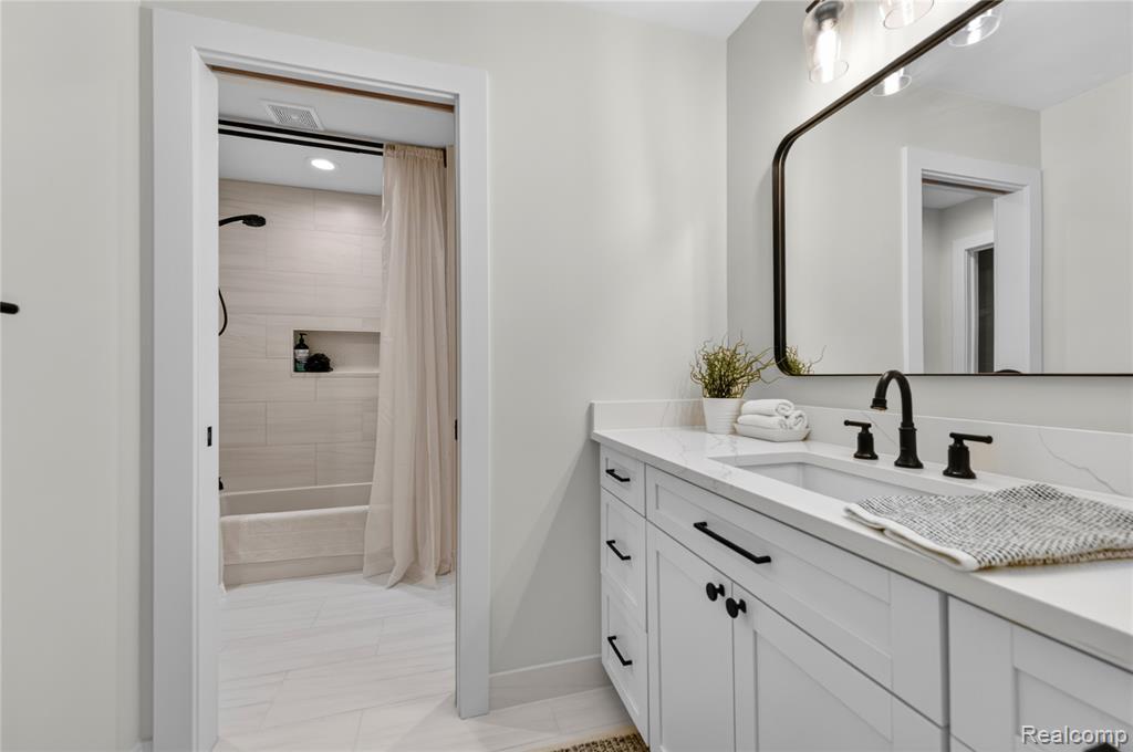 8439 Holcomb Road Clarkston, MI 48348 - Photo 49 of 64
