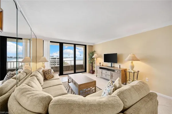 $899,900 | 320 Seaview Court, Unit 2009, Marco Island, FL 34145