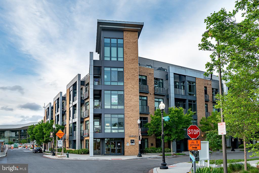 525 Water Street Southwest, Unit 327 Washington, DC 20024 - Photo 3 of 34