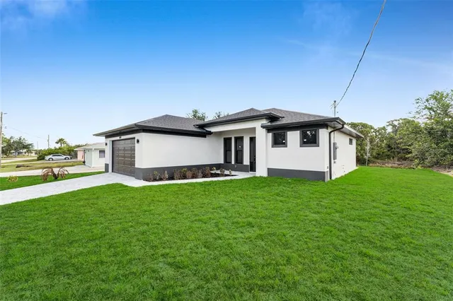 a view of a house with backyard