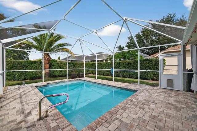 a view of a backyard