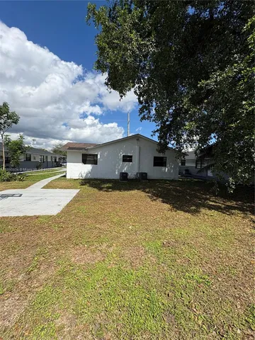 a view of a house with a yard