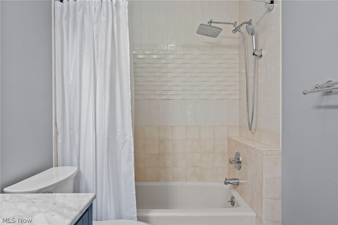 73 Lethbridge Lane Akron, OH 44321 - Photo 19 of 44 Tub/Shower combo in Master Ensuite Bath