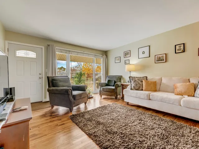 $395,000 | 550 Norridge Lane, Hoffman Estates, IL 60169