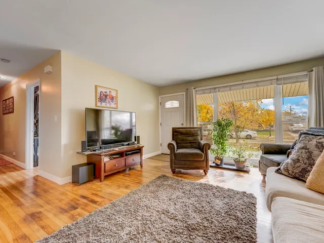 $395,000 | 550 Norridge Lane, Hoffman Estates, IL 60169