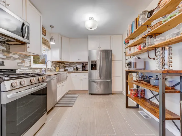 $395,000 | 550 Norridge Lane, Hoffman Estates, IL 60169