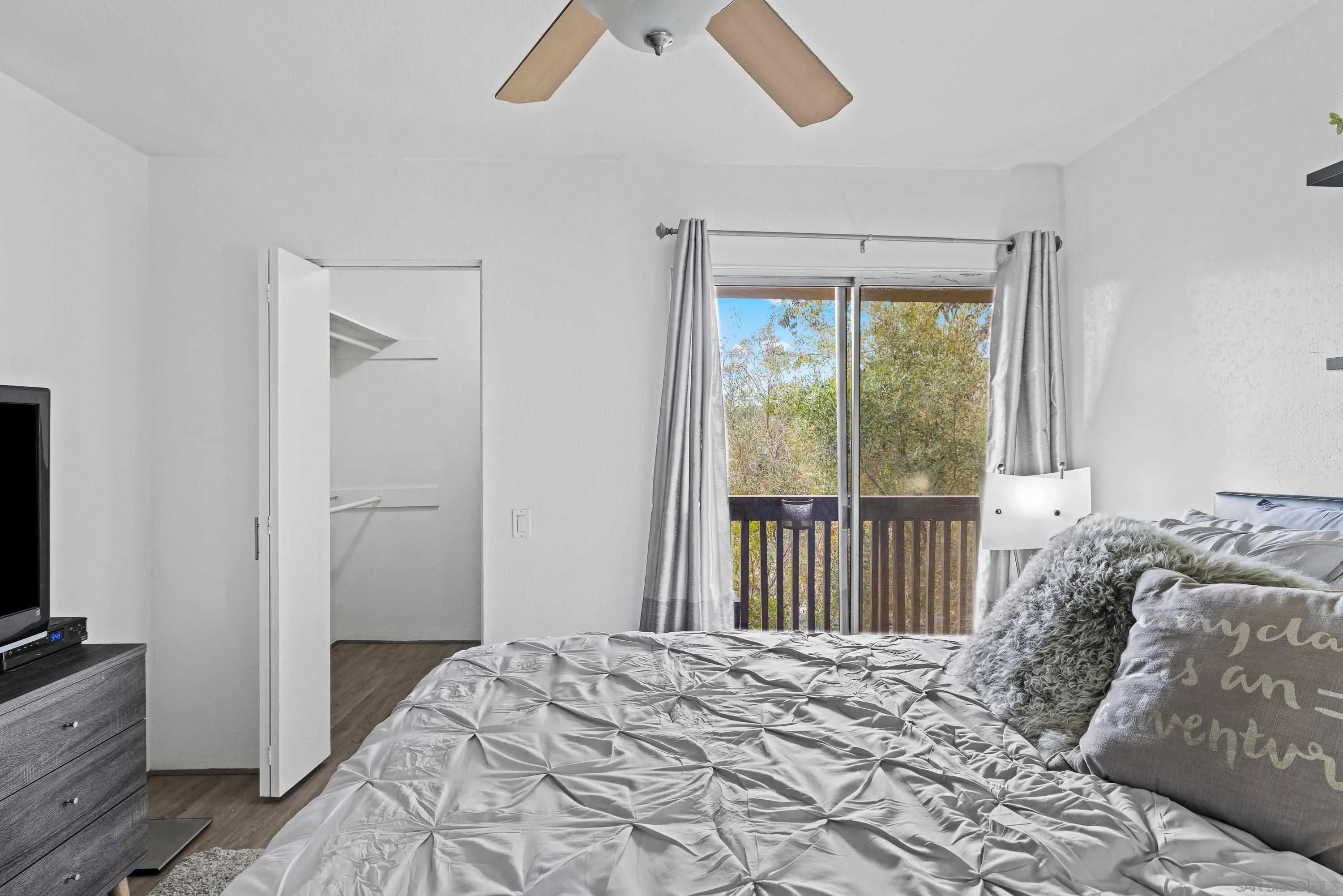 6406 Friars Road, Unit 338 San Diego, CA 92108 - Photo 20 of 36 a bedroom with a bed and a flat tv screen