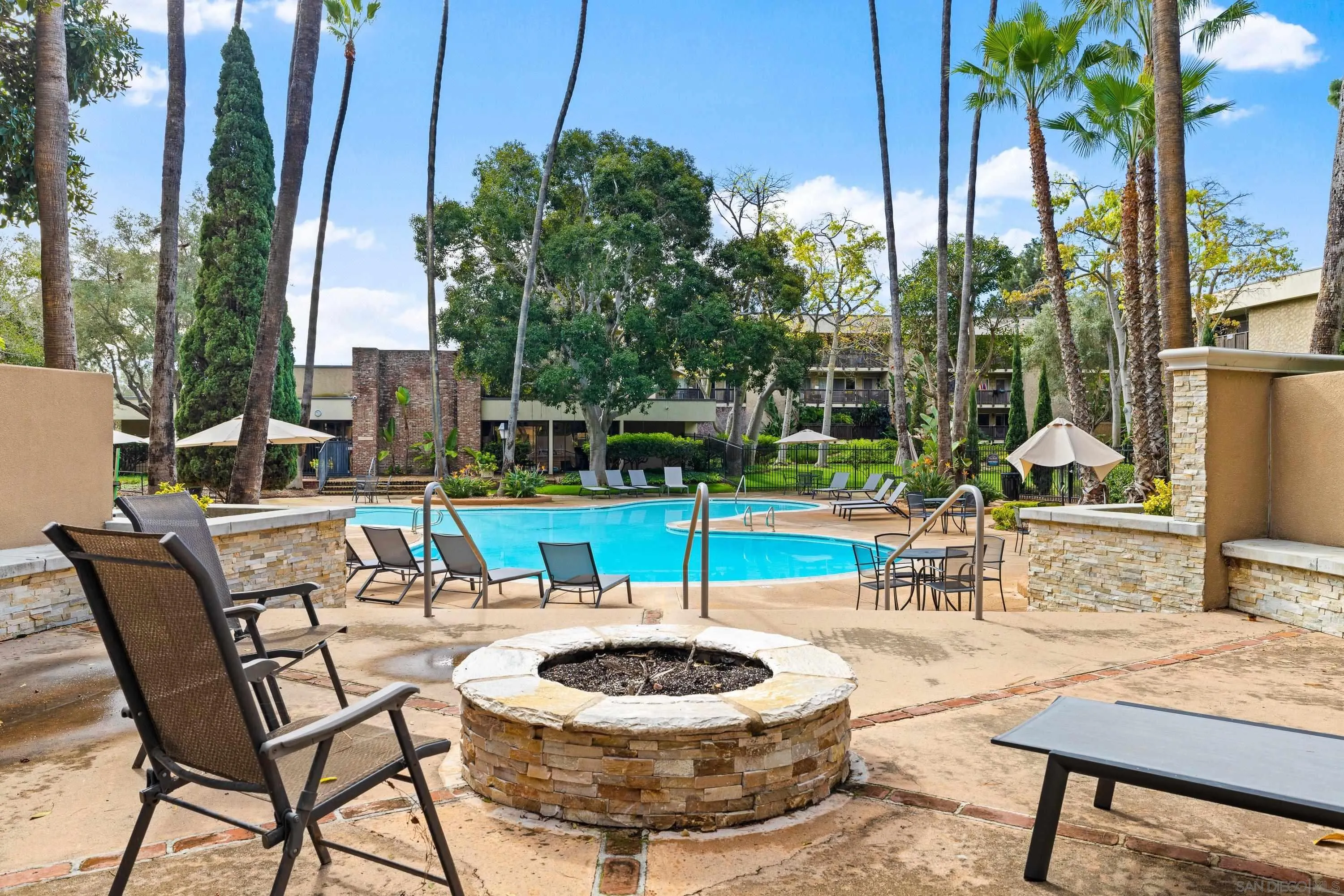 6406 Friars Road, Unit 338 San Diego, CA 92108 - Photo 31 of 36 a view of a patio with a table and chairs