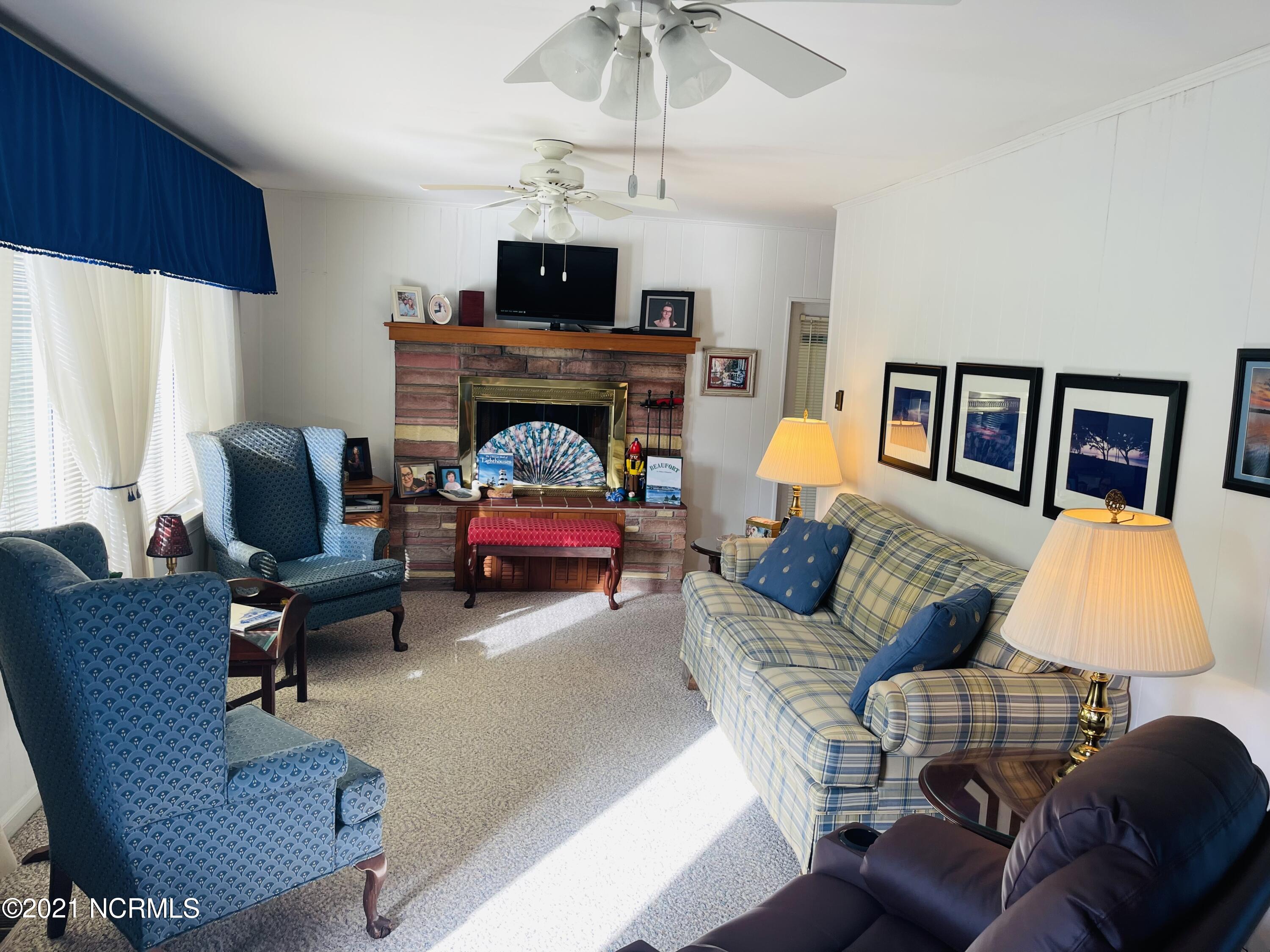 419 Pearson Circle Newport, NC 28570 - Photo 17 of 58 Living Room