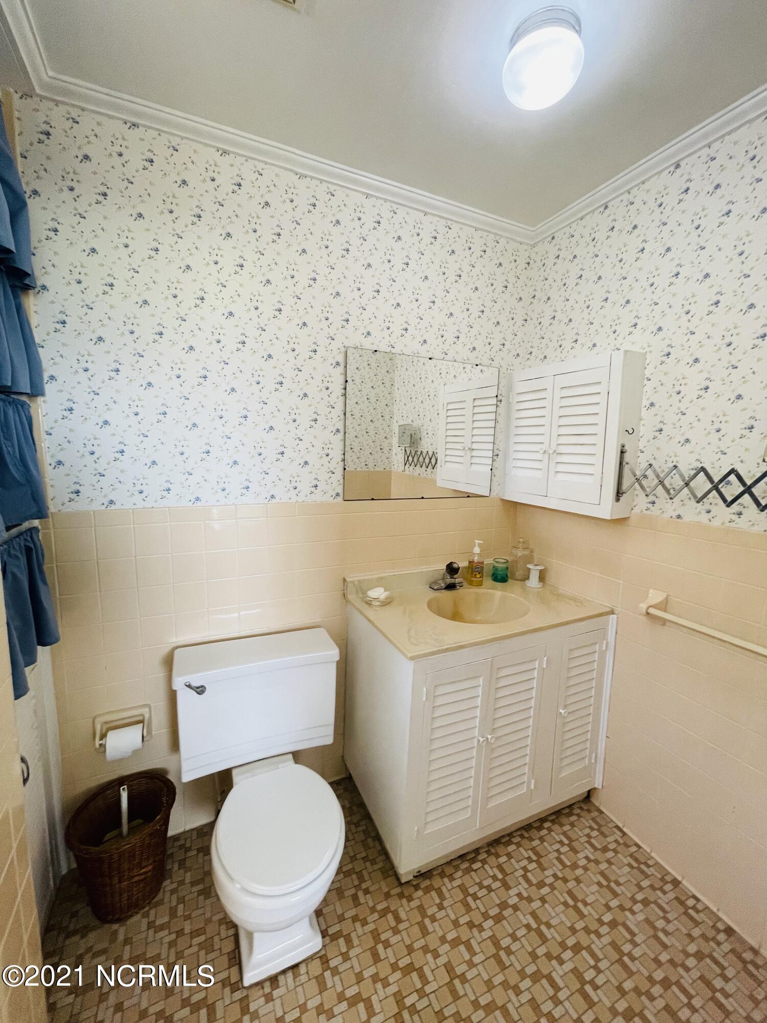 419 Pearson Circle Newport, NC 28570 - Photo 32 of 58 Primary Bath full (1)