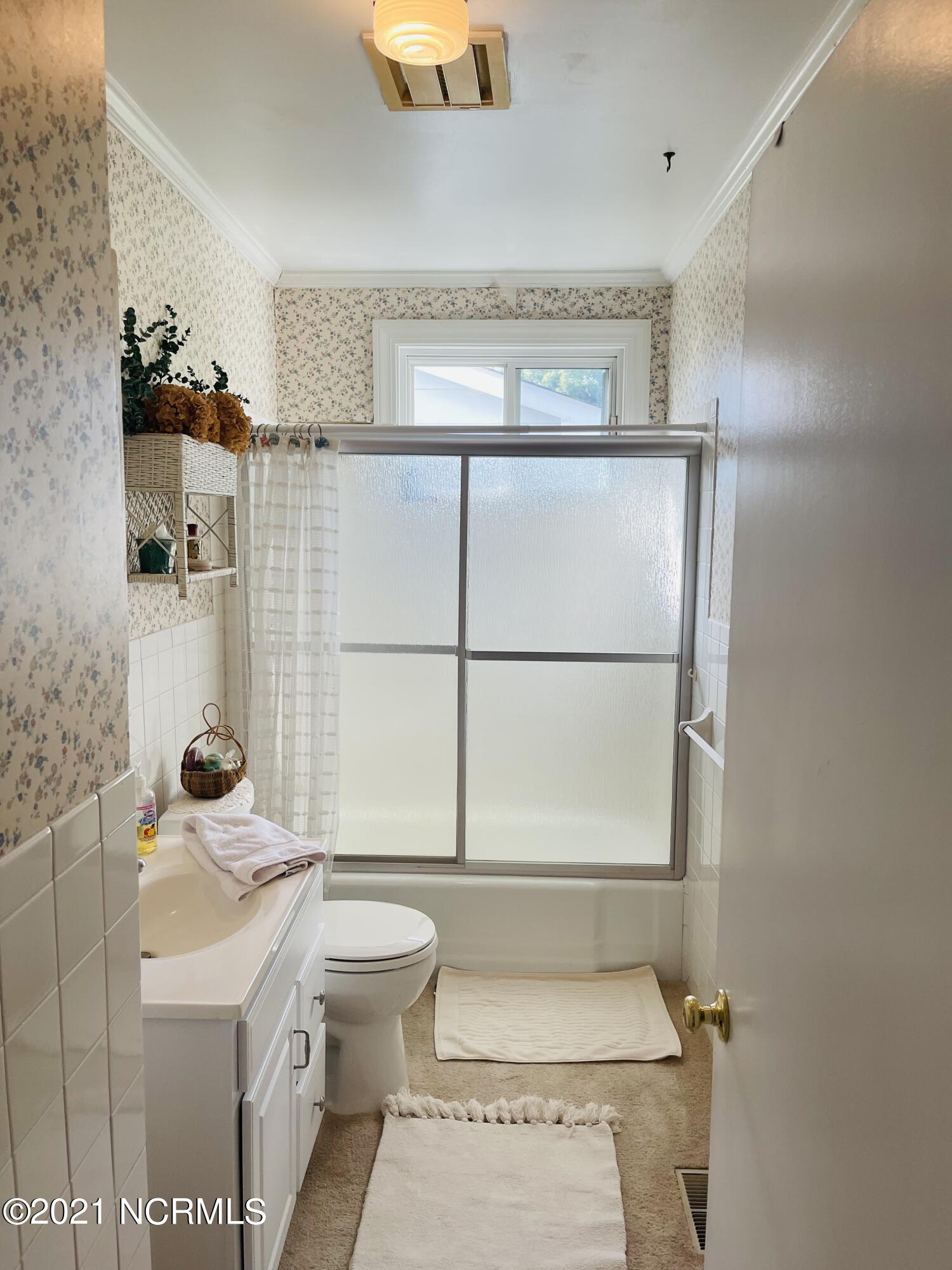 419 Pearson Circle Newport, NC 28570 - Photo 40 of 58 Full Guest bath ( Bath 2 )