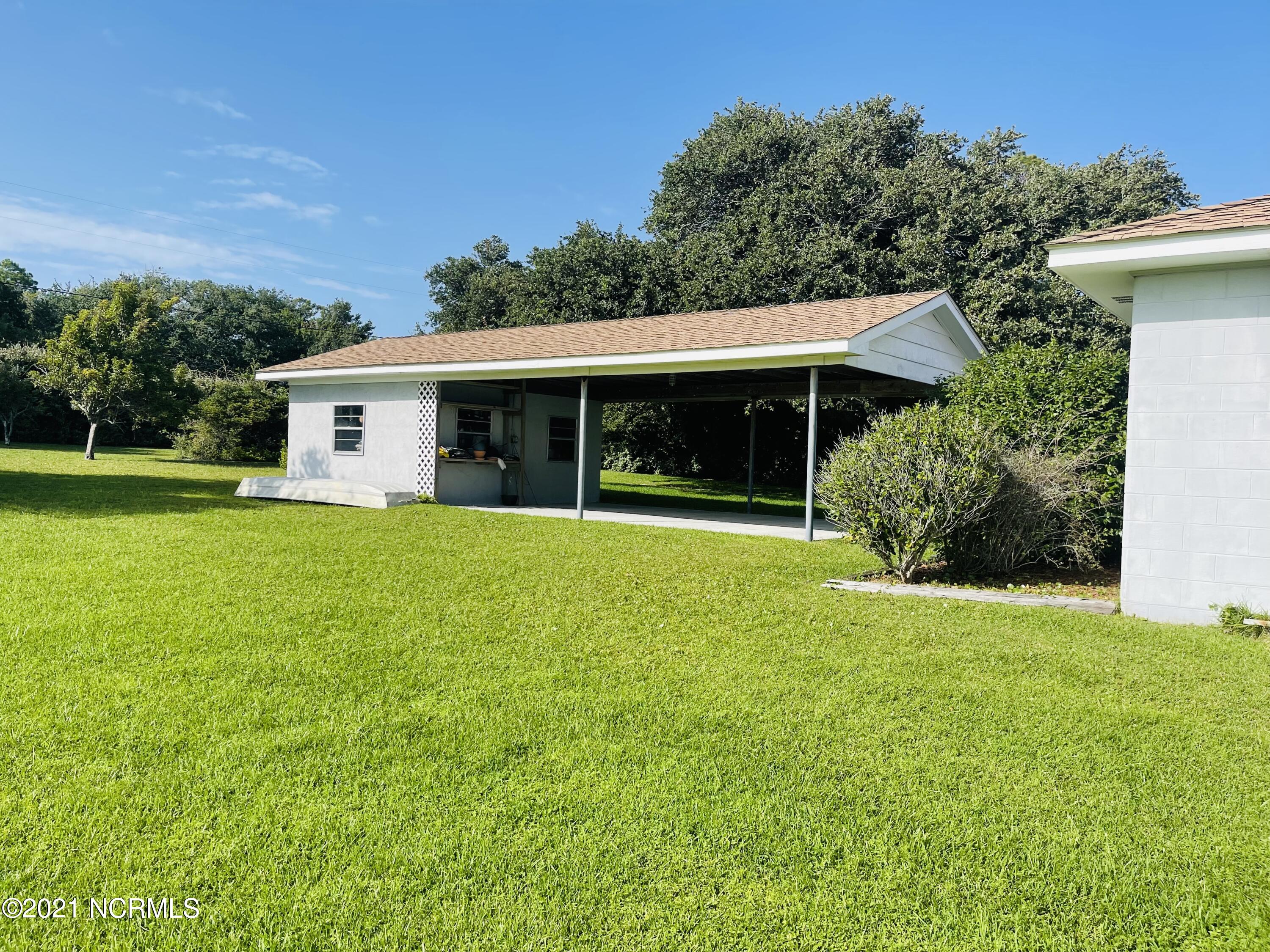 419 Pearson Circle Newport, NC 28570 - Photo 4 of 58 Car port, Workspace