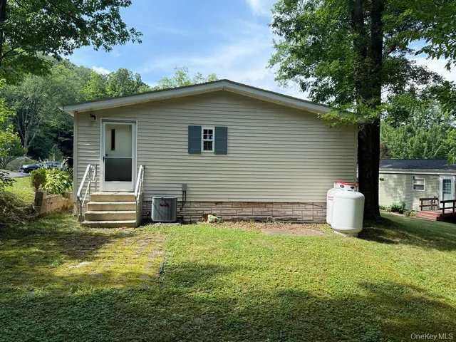 a view of a house with backyard