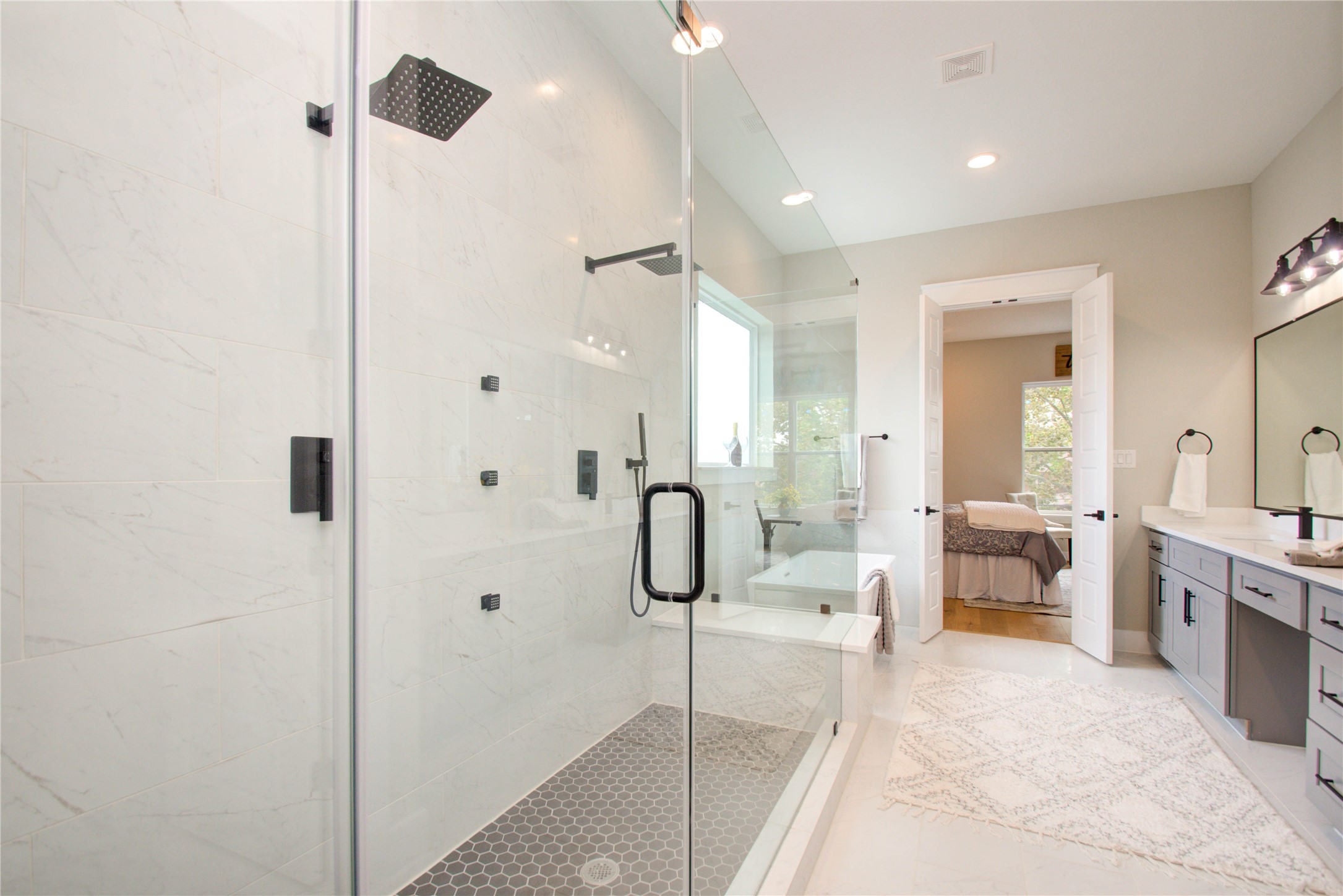 110 East 28th Street Houston, TX 77008 - Photo 14 of 43 a bathroom with a tub shower and mirror