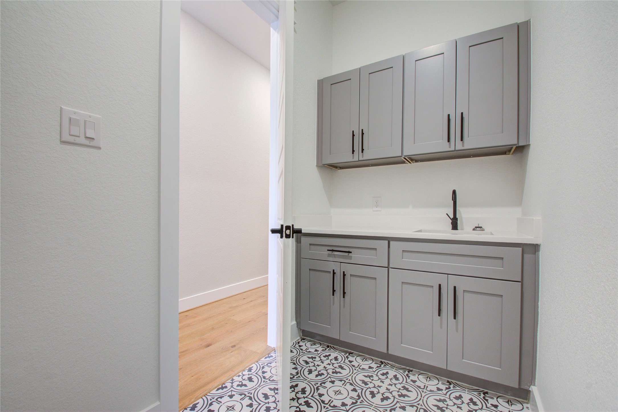 110 East 28th Street Houston, TX 77008 - Photo 29 of 43 a kitchen with white cabinets