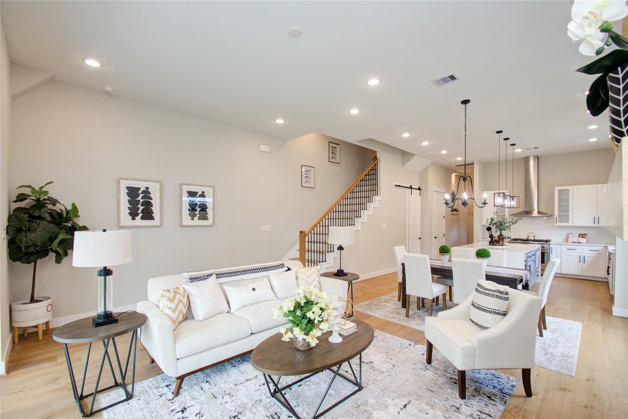 110 East 28th Street Houston, TX 77008 - Photo 33 of 43 a living room with furniture and a large window