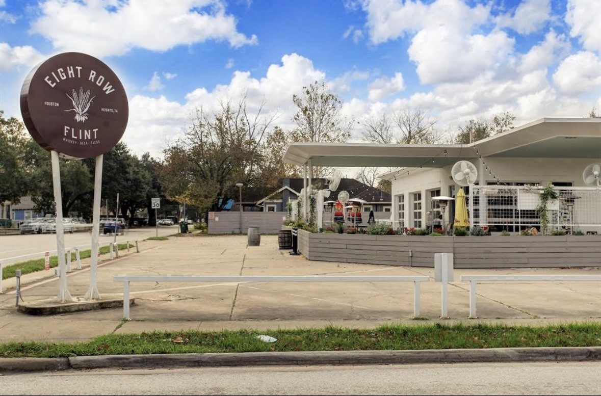 110 East 28th Street Houston, TX 77008 - Photo 37 of 43 a view of a fountain in front of a building