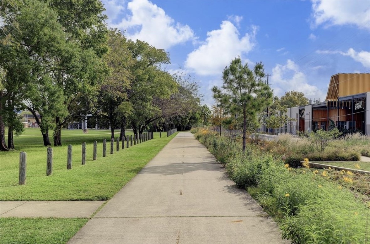 110 East 28th Street Houston, TX 77008 - Photo 38 of 43 a view of a park with large trees