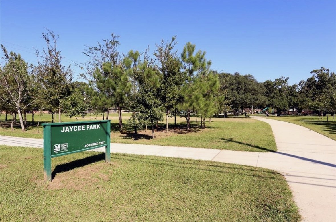 110 East 28th Street Houston, TX 77008 - Photo 40 of 43 a view of a park with large trees