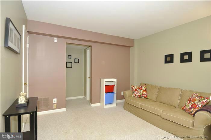 9012 Pickwick Village Terrace Silver Spring, MD 20901 - Photo 5 of 19 Family Room