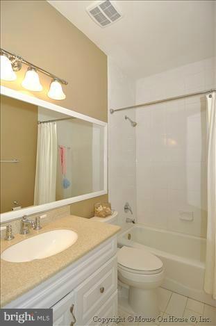 9012 Pickwick Village Terrace Silver Spring, MD 20901 - Photo 6 of 19 Bath