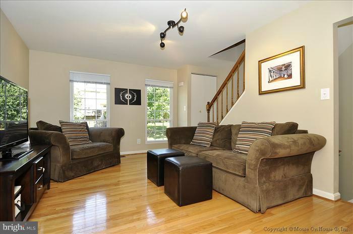 9012 Pickwick Village Terrace Silver Spring, MD 20901 - Photo 7 of 19 Living Room