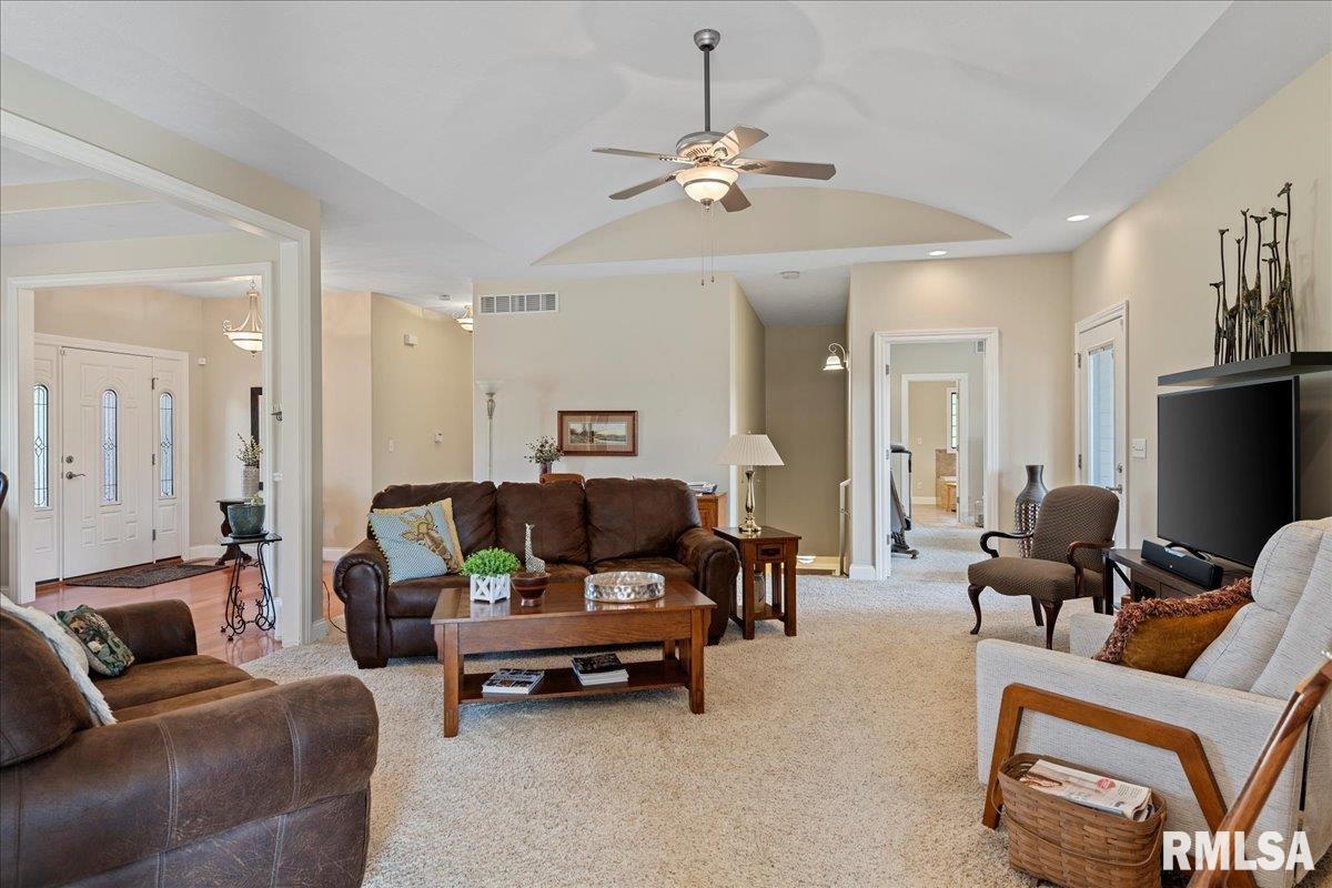 2650 Roby Road Mechanicsburg, IL 62545 - Photo 9 of 77 Gallery Image 9