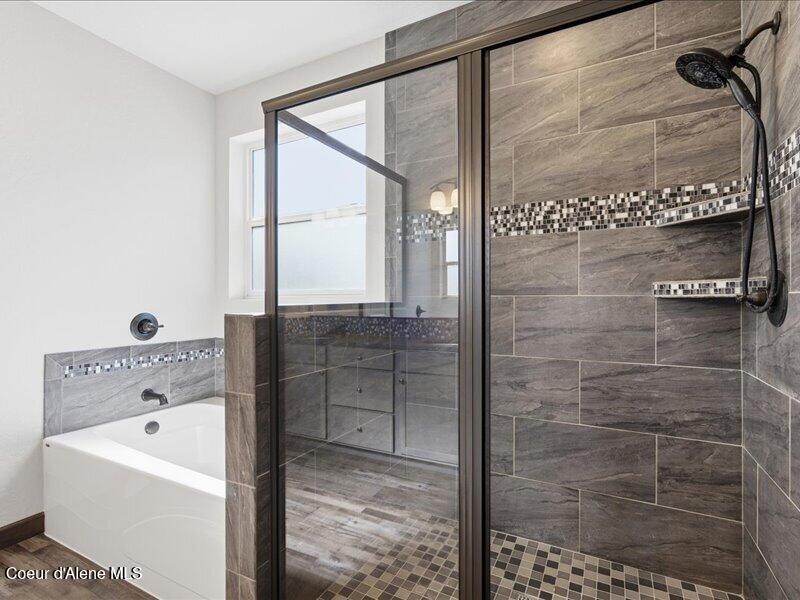 8023 North Darlena Loop Coeur D'Alene, ID 83815 - Photo 21 of 46 28-Primary Bathroom